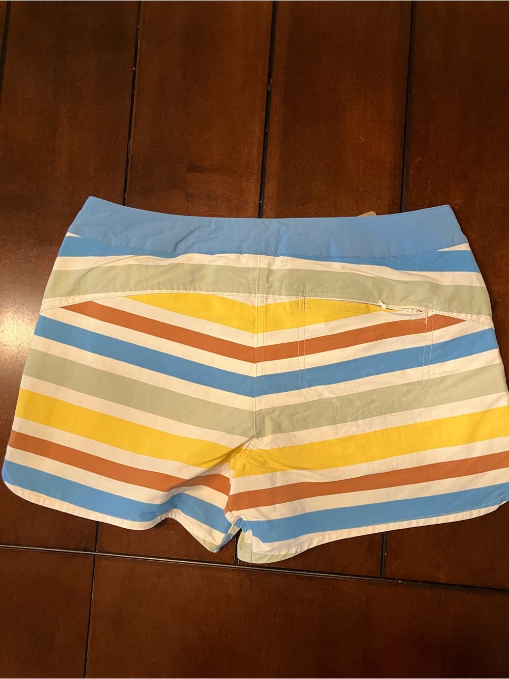 NWT Women’s Patagonia Wavefarer Boardshorts with 5” inseam, striped pattern - Picture 4 of 5